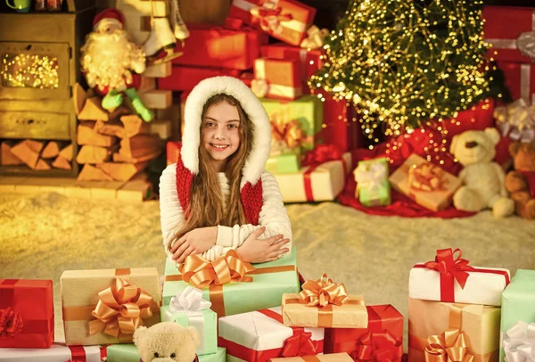 Het beste kerstcadeau. levering kerstcadeaus. Prachtige ingerichte kamer met boom met cadeautjes eronder. Nieuwjaarsscène met boom en geschenken. klein meisje xmas online winkelen — Stockfoto