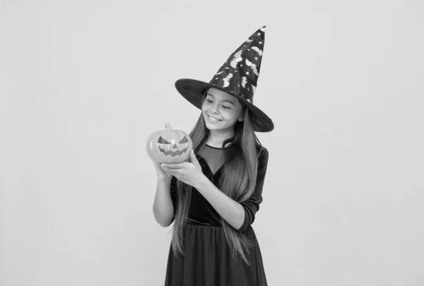 Feliz bruxa adolescente com abóbora jack o lanterna usar traje de feiticeiro na festa de Halloween, abóbora halloween — Fotografia de Stock