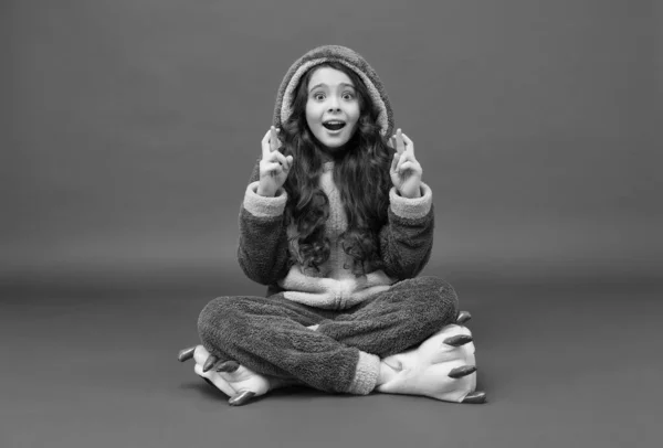Chica supersticiosa en pijama de conejo de Pascua hacer deseo mantener los dedos cruzados para la suerte, superstición — Foto de Stock