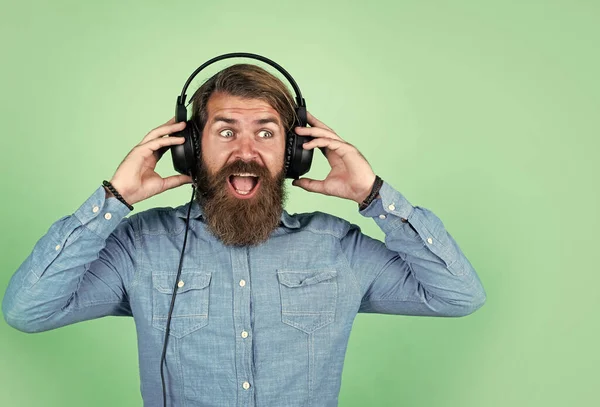 Skäggig man i hörlurar. Lyssna på musik. begreppet online-utbildning. ljudbok. Lyssna på favoritsången. Ny teknik i det moderna livet. Digitalt boende. hipster i headset — Stockfoto