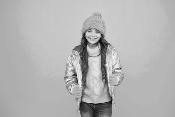 Ragazza adolescente sorridente in giacca imbottita o gonfia pronta a trascorrere le vacanze invernali e le vacanze in comfort e calore, emozioni umane — Foto Stock