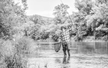 Havalı insanlar balık tutar. Yaz haftasonu. Büyük balık avı. Olgun adam balık tutuyor. Balık tutan adam. Emekli sakallı balıkçı. Alabalık yemi. Elinde olta olan balıkçı. Hobi spor aktivitesi. tutucu