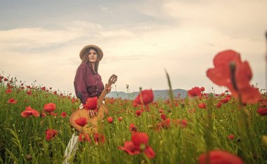 Baharda gelincik tarlasında yürüyen kadın, doğa güzeli.