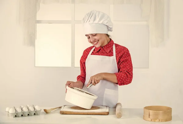 Fille heureuse prépare la pâte dans la cuisine, culinaire — Photo