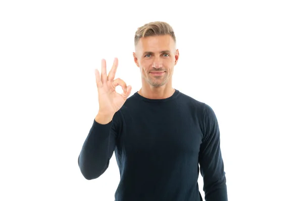 Chico guapo caucásico feliz en sudadera negra muestran el gesto de anillo bien aislado en blanco, OK — Foto de Stock