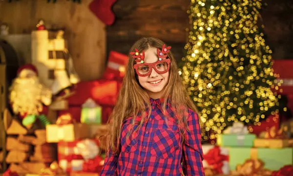 Heiligabend. Schön dekoriertes Zimmer mit Baum mit Geschenken darunter. Neujahrsszene mit Baum und Geschenken. Feiertagsfeier. kleines Mädchen Weihnachten Online-Shopping. Lieferung Weihnachtsgeschenke — Stockfoto