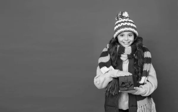 Élégant enfant en tricot soin santé en saison froide tenant boîte cadeau pour les vacances de nouvel an, espace de copie, achats de Noël — Photo