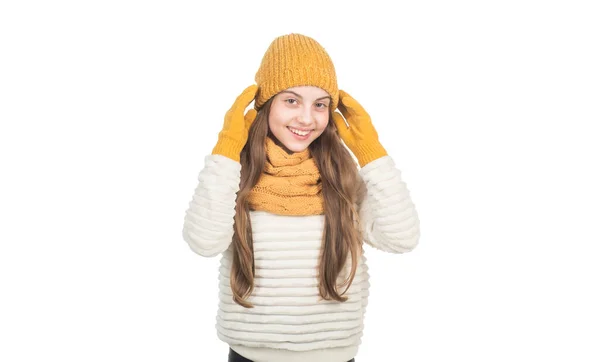 Menina adolescente feliz em cachecol chapéu de malha e luvas roupas quentes isolados em branco, quente — Fotografia de Stock