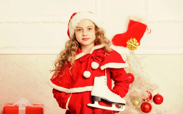 Le migliori idee per festeggiare il Natale. Concetto vacanze invernali. Buon Natale e felice anno nuovo. Godetevi le vacanze di Natale. Costume da Babbo Natale rosso bambino pronto per festeggiare. Festa della tradizione natalizia — Foto Stock