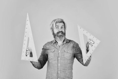 Kök eğitim konsepti. Üniversitede cebir okuyorum. Okula dönüyorum. Aritmetik öğretmeni. Çeşitli verilerin hesaplanması ve aranması. Hassas ölçüm aracı. Adam üçgen kullanıyor. matematik ya da matematik