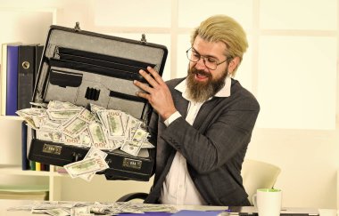 Banka hesabı. Kredi ve nakit konsepti. Şirket finansmanı. Ekonomi konsepti. Şirketin gelir dolandırıcılığı. Nakit parası olan bir iş adamı. Paraya bayılır. Fazla Harcamadan Daha Fazla Satış. Nakit cirosu