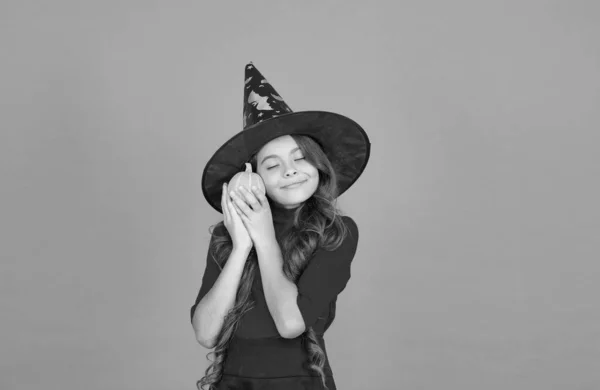 Niño feliz en Halloween desgaste bruja traje de carnaval interior celebración de calabaza, jack o linterna —  Fotos de Stock