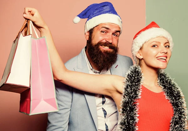 Αγόρασε δώρα. Ευτυχισμένο το νέο έτος. Οικογενειακά ψώνια. Έλα να γιορτάσουμε. Ετοιμάστε τα δώρα εκ των προτέρων. Καλά Χριστούγεννα. Ψώνια αντρών και γυναικών. Χριστουγεννιάτικα ψώνια. Τα χαρούμενα καπέλα του Άγιου Βασίλη κρατούν χάρτινες σακούλες. — Φωτογραφία Αρχείου