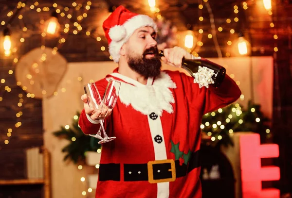 Disfrute de la alegría. Celebración de año nuevo. Vino espumoso. Santa Claus bebiendo champán. Hombre barbudo santa celebrar la Navidad con alcohol bebida. Celebra con alegría. Celebra las vacaciones de invierno — Foto de Stock