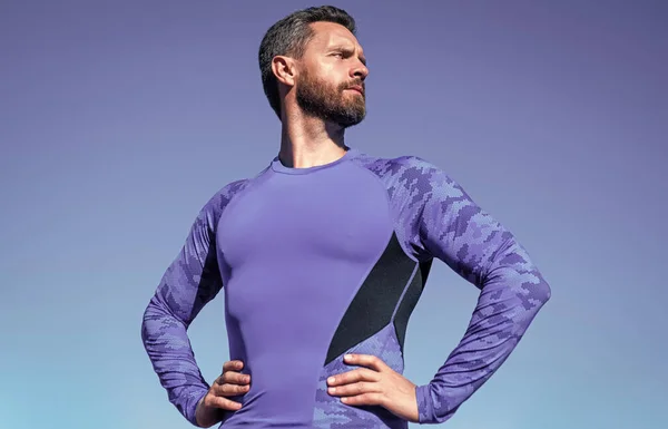 Musculoso atlético. éxito deportivo. moda fitness masculina. deportista en el fondo del cielo. atleta guapo maduro. hombre seguro en el estadio. gimnasio gimnasio al aire libre — Foto de Stock