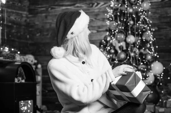 Isto é para ti. mulher feliz amor presente. Vendas de compras de inverno. última preparação. Tempo de Natal. menina alegre chapéu de Papai Noel vermelho. presente de Natal Natal. Decore a árvore de Natal. celebrar o ano novo em casa — Fotografia de Stock