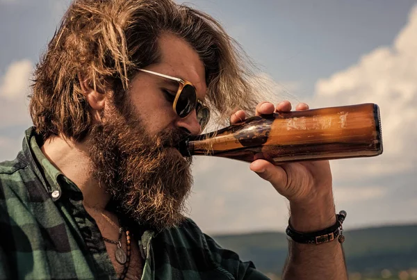 परिपक्व दाढ़ी वाला आदमी आकस्मिक फैशनेबल देख रहा है ग्लास बोतल, ताज़ा — स्टॉक फ़ोटो, इमेज