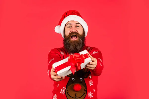 Soyez positif. Joyeux Noël. homme avec barbe sur fond rouge. Bonne année. brutal homme barbu au chapeau de Père Noël. les soldes de Noël. mature hipster porter pull tricoté — Photo