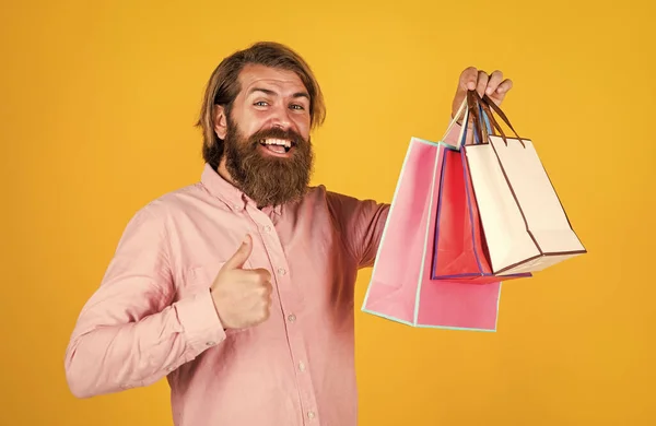 Best day ever. mature hipster with beard hold present pack. brutal caucasian hipster with gift. male go shopping with purchase. successful shopaholic. bearded man ready for holiday. sale and discount — Stock Photo, Image