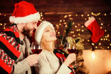 Birlikteyiz. Mutlu yıllar. Tatil kutlaması. Birbirine aşık çift Noel Baba şapkası. Hediye zamanı. Mutlu noeller. Aile şarap içer. Selamlama zamanı. Çift kendini rahat hissediyor. Kadınlar ve erkekler xmas 'ı sever