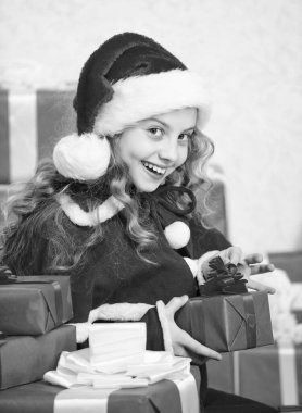 Yılbaşı hediyelerini açıyorum. Yeni yıl tatili geleneği. Çocuk yılbaşı hediyesini açacağı için heyecanlı. Kız Noel 'i kutluyor. Noel Baba ona hediye getirmiş. Kış mutluluk kavramı. Noel hediyelerini keşfedin.