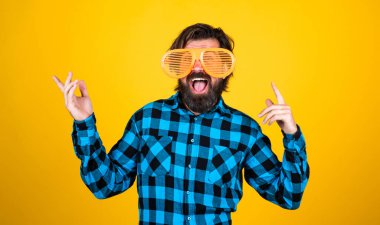 Komik parti kıyafet kuralı. Havalı sakallı hippi. Eğlenceli bir konsept. Bıyıklı vahşi yakışıklı adam. Olgun berber tarzı. erkeklik ve karizma