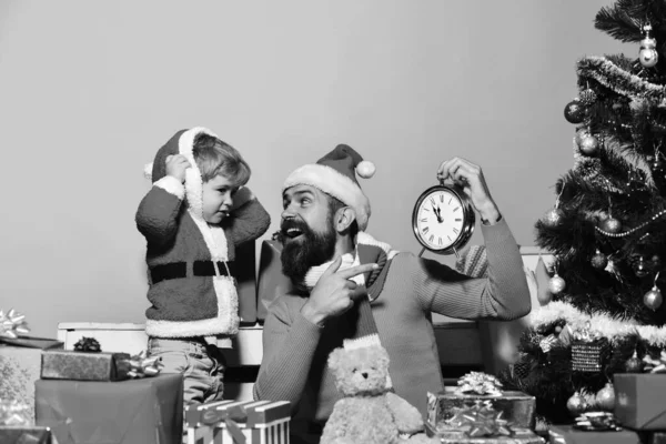 Concetto di Capodanno. Babbo Natale e piccolo assistente punto a orologio — Foto Stock