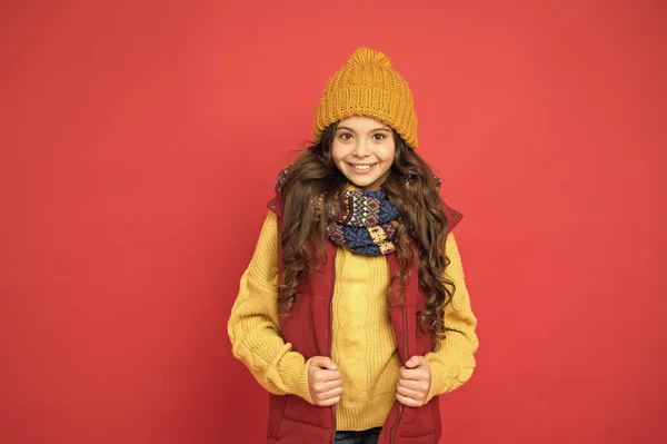 Να περάσεις καλά. παιδί σε πλεκτό καπέλο και μαντήλι αισθάνονται άνετα. φορώντας άνετα ρούχα σε κρύα εποχή. Ευτυχισμένη έφηβη φοράει ζεστά χειμωνιάτικα ρούχα. Παιδική ευτυχία. χειμερινές διακοπές — Φωτογραφία Αρχείου