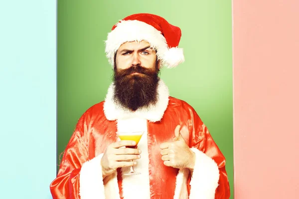 Ciddi sakallı Noel Baba adam. — Stok fotoğraf