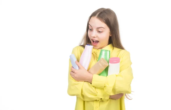Κατάπληκτος παιδί που παρουσιάζει μπουκάλι conditioner που απομονώνονται σε λευκό αντίγραφο χώρο, θεραπεία μαλλιών. — Φωτογραφία Αρχείου