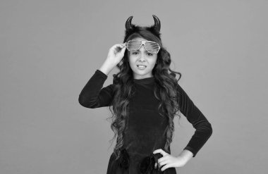 Parti gözlüklü mutlu şeytan çocuk Cadılar Bayramı partisinde boynuzlu şeytan kostümü giyer, Cadılar Bayramı eğlencesi