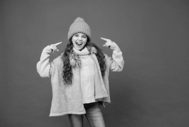 Sonbahar sezonu modası. Yumuşak yün elbiseli genç kız. Sıcak giysi trendleri. çocukluk mutluluğu. Çocuk örgü aksesuar giyiyor. Havanın ve yumuşaklığın tadını çıkar. Rahat süveter