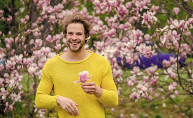 Keyifli zaman harcamaları. Manolya çiçeği açan seksi adam. Tazelenmiş hissediyorum. Kadınlar Günü 'nde. Sakura kokusu. İyi havanın tadını çıkar. Bahar tatili Anneler günü hediyesi. Erkek doğal mevsimlik arka plan