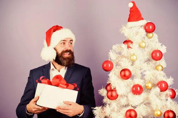 Cyber lunedi '. premio nuovo anno e bonus per l'uomo d'affari di successo. L'uomo festeggia la festa aziendale all'albero di Natale. Buone feste. saldi invernali. shopping natalizio. barbuto uomo Babbo Natale regali — Foto Stock