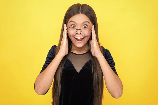 Che sorpresa! concetto oculista. adolescente ha scarsa vista. necessità di migliorare la vista. salute infantile. teen girl indossare gli occhiali. esprimere emozioni umane. bambino dall'aspetto intelligente. bambino accessorio moda — Foto Stock