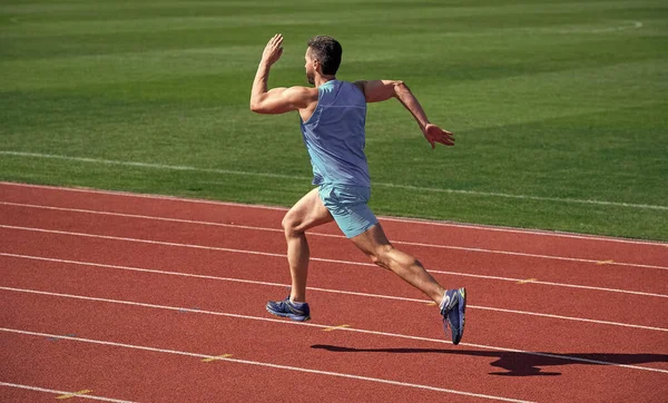 Idrottsman löpare gör aerob eller anaerob belastning. Man börjar springa på stadion. Fitness gym utomhus. muskelatletisk löparträning. Kompis. manlig uthållighet och uthållighet. framgångsrik idrottsman efterbehandling — Stockfoto