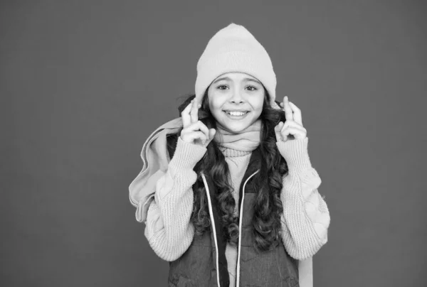 Un día increíble. Pide un deseo. chica alegre cruzó los dedos. dejar que el milagro suceda. estado de ánimo navideño. Feliz infancia. venta de Navidad y descuentos. moda de punto de temporada fría. ropa de abrigo — Foto de Stock