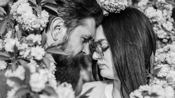 Falling on love. In love with spring. Couple in love cuddling outdoors. Man and pretty woman enjoying pink cherry blossom. Romantic date. Fashion people. Tender love. Couple sakura tree background — Stock Photo, Image