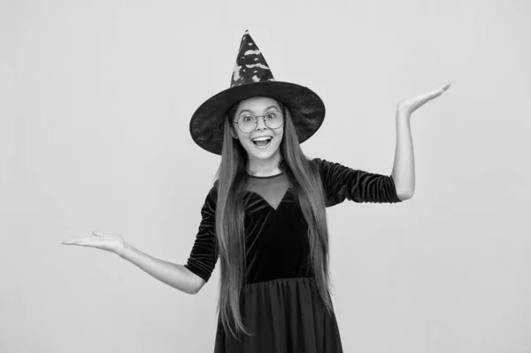 Хэллоуин ребенок в шляпе ведьмы и очки выглядят как волшебник школьник, счастливого Хэллоуина праздник — стоковое фото