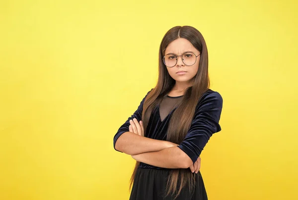 Menina inteligente triste criança com cabelos longos e óculos no fundo amarelo, inteligência — Fotografia de Stock
