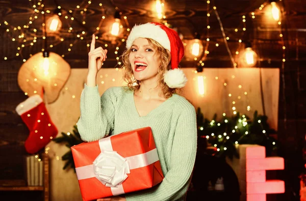 冬休みの販売。冬休み。クリスマス・ショッピング陽気な女はクリスマスプレゼントを分け合うメリー・クリスマスサンタ・ハットの女だ新年明けましておめでとう家族と一緒にクリスマスを祝う — ストック写真