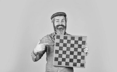 Usta usta oyuncu. Turnuvanın tadını çıkar Oyun stratejisi konsepti. Satranç dersi. Bilişsel gelişim. Satranç yarışması. Masa oyunu. Sakallı adam satranç oynar. Satranç figürleri. Entelektüel oyunlar