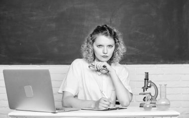 Eczane. Biyoloji deney araştırması. Mikroskop ve deney tüpü olan ciddi bir öğrenci. Kimya araştırma sonuçları hakkında notlar alın. Sınıftaki bilgisayar laboratuvarındaki kız. Okulun laboratuvarındaki bilim adamı