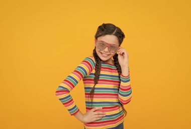 Mükemmel görünüşüm. Güzellik ve moda. Çocuk parti gözlüğü takıyor. Mutlu çocukluk. Sadece eğleniyorum. Olumlu duygularını ifade et. Neşeli genç kız. Örgülü esmer saçlı çocuk. cazibe ve eğlence