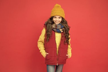 Kış sporları. Kirli yelek ve örgü giyen genç bir çocuk. Mevsimlik çocuk modası. Noel tatili ve tatil. Şirin güzellik sıcak tutar. Hava tahmini. Neşeli kız kış aktivitelerine hazır.