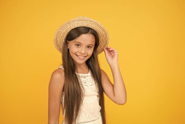 Ne güzel bir gün. Sıcak mevsimin güzellik stili. Yaz hava tahmini. Tatil zamanı. Küçük kız hasır plaj şapkası takıyor. moda ve güzellik. çocukluk mutluluğu. Mutlu Çocuklar Günü