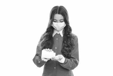 Koronavirüs tedavisi ve önleme. Eczanedeki çocuk. Doktor reçetesine uyun. Çocuk antibiyotik alıyor. Covid salgını sırasında sağlık sigortası. Vitaminler ve antipiretik. İlaç kavanozlu kız