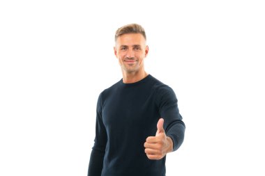 Başparmaklar yukarı. Mutlu adam işaret veriyor. Yakışıklı adam başparmak hareketi yapıyor. Başparmaklar yukarı. Onaylıyorum.