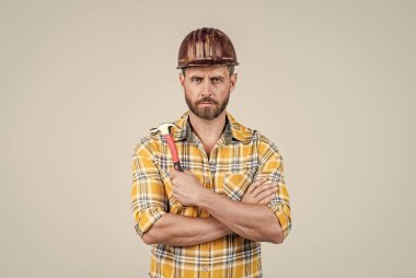 O hazır. Çekiçli bir mimar. Adam işçi üniforması giyiyor. Kasklı yakışıklı bir müteahhit. Olgun adam kareli gömlek giyer. Profesyonel inşaatçı ya da tamirci. İnşaat mühendisi