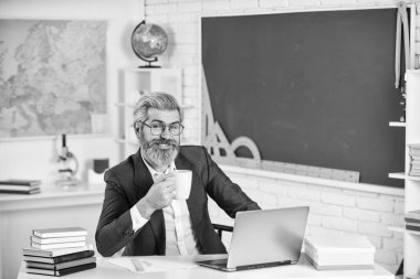 Aklımda kahve var. Sakallı adam öğretmenler odasında kahve içer. Kıdemli profesör kahve fincanını tutar. Kahve molasının tadını çıkarıyorum. Okul molası. Bilgisayar sınıfı. Eğitim teknolojisi